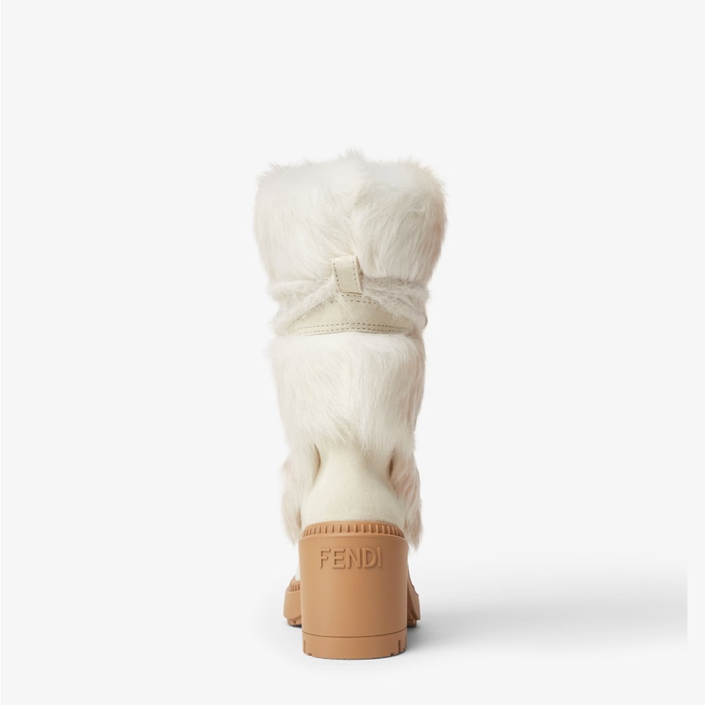 Fendi Apres Chic
Medium-heeled boots in white shearling and suede - Picture 3 of 5